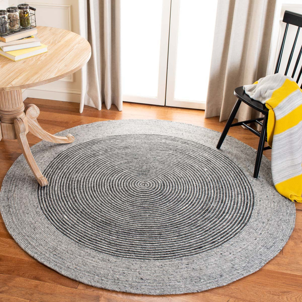 Safavieh Braided Rug Collection BRD904F - Grey / Black