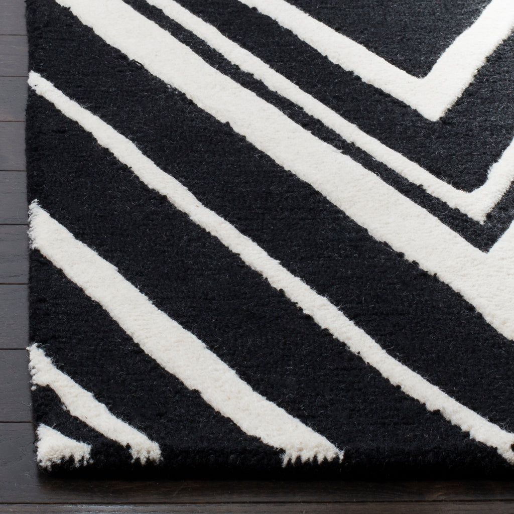 Contemporary Accent Rug, CAM711K, 60 X 91 cm in Black / Ivory