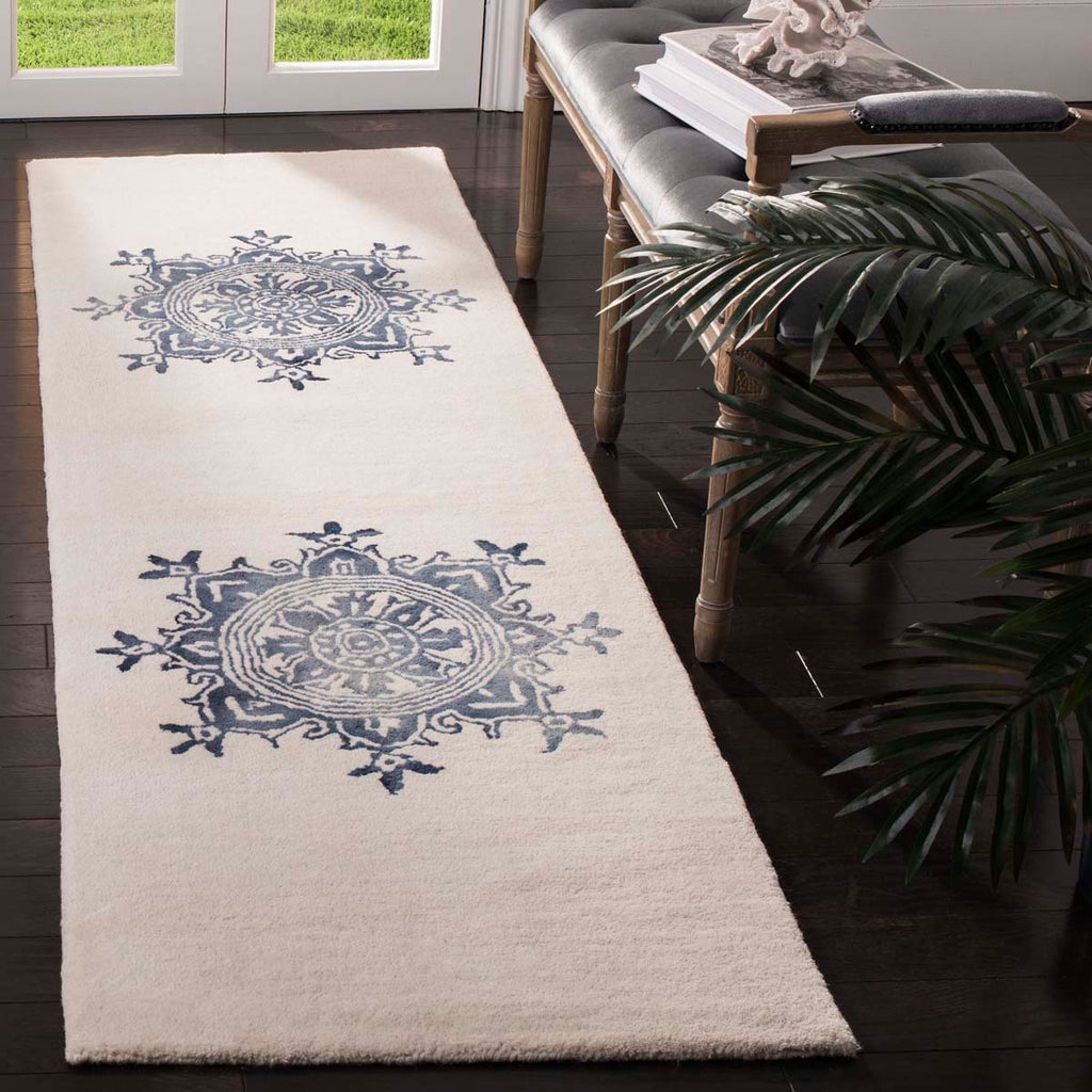 Safavieh Dip Dye Rug Collection DDY701M - Ivory / Blue