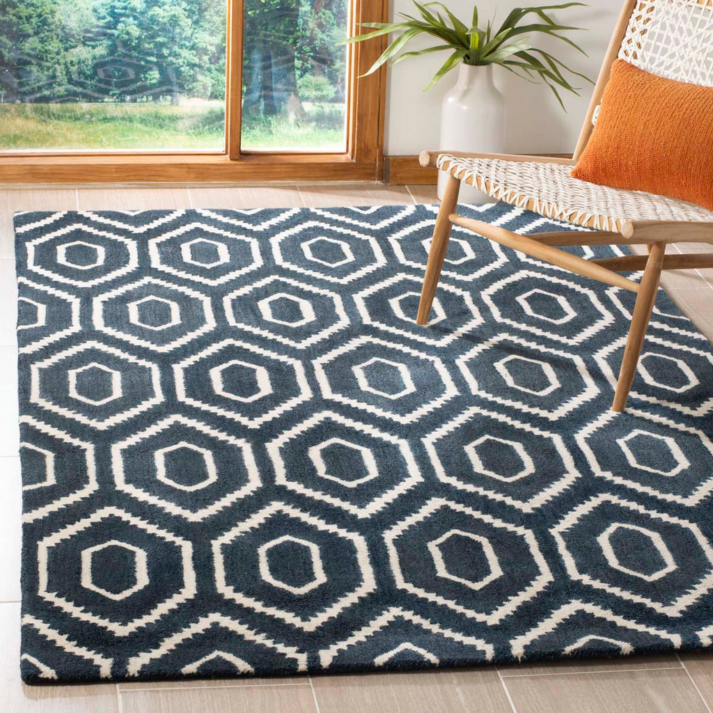 Safavieh Himalaya Rug Collection HIM902N - Navy / Ivory