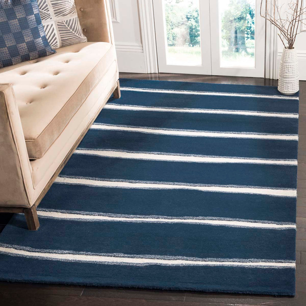 Martha Stewart Rug Collection MSR3617C - Wrought Iron / Navy