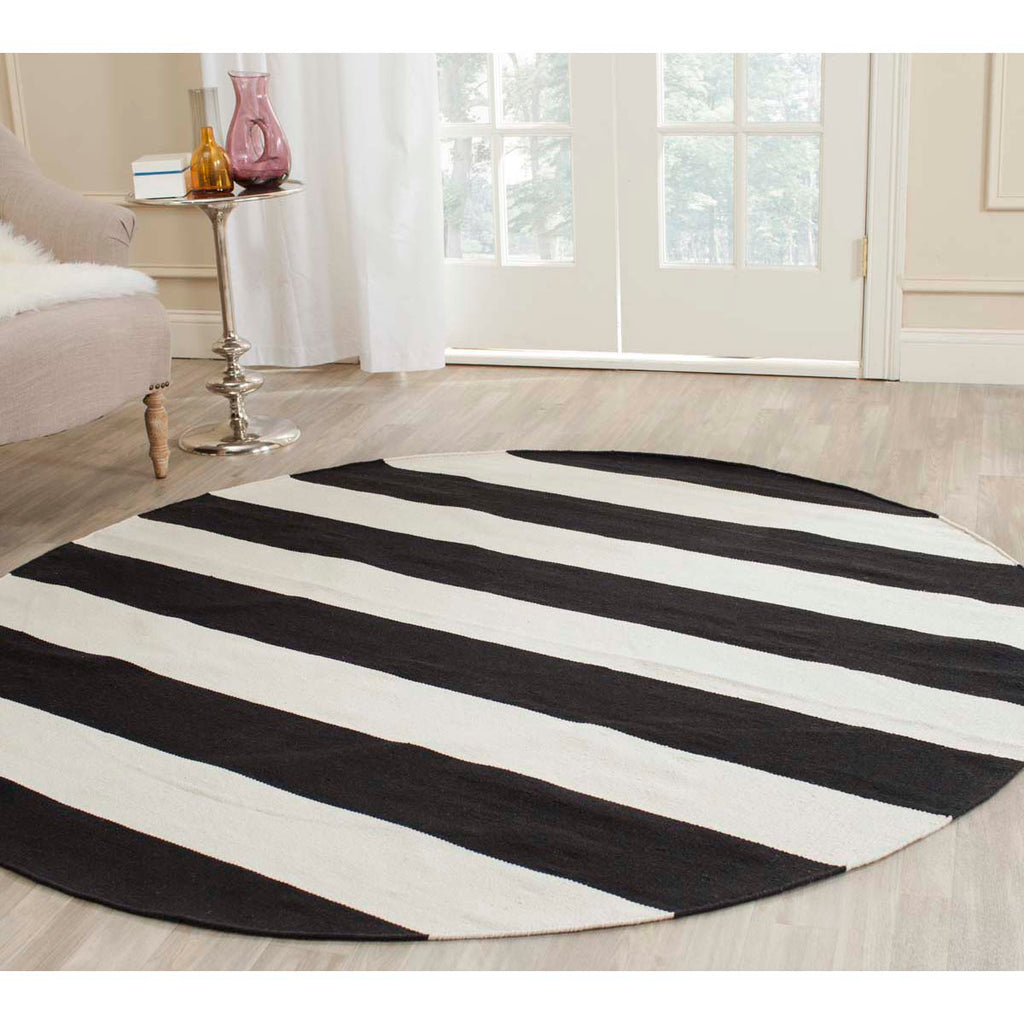 Safavieh Montauk Rug Collection MTK712D - Black / Ivory