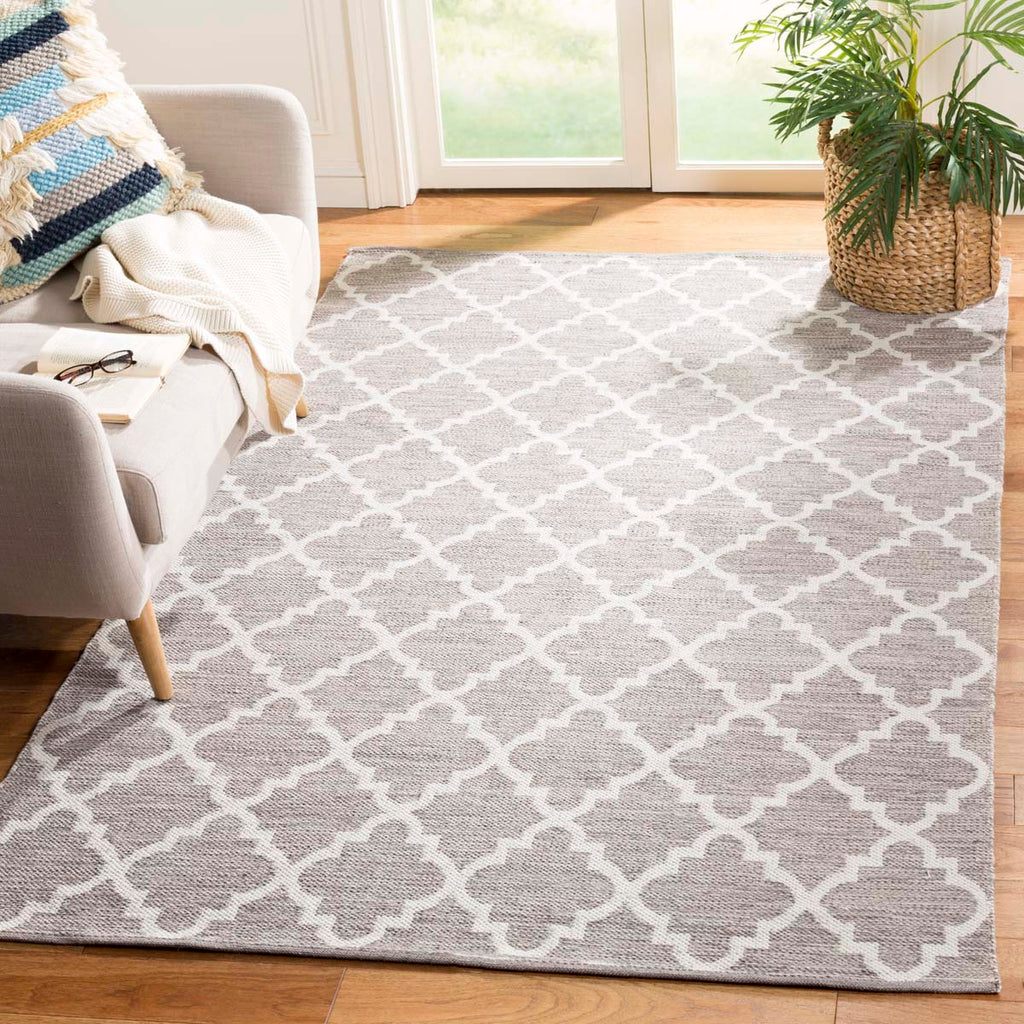 Safavieh Montauk Rug Collection MTK810A - Grey / Ivory