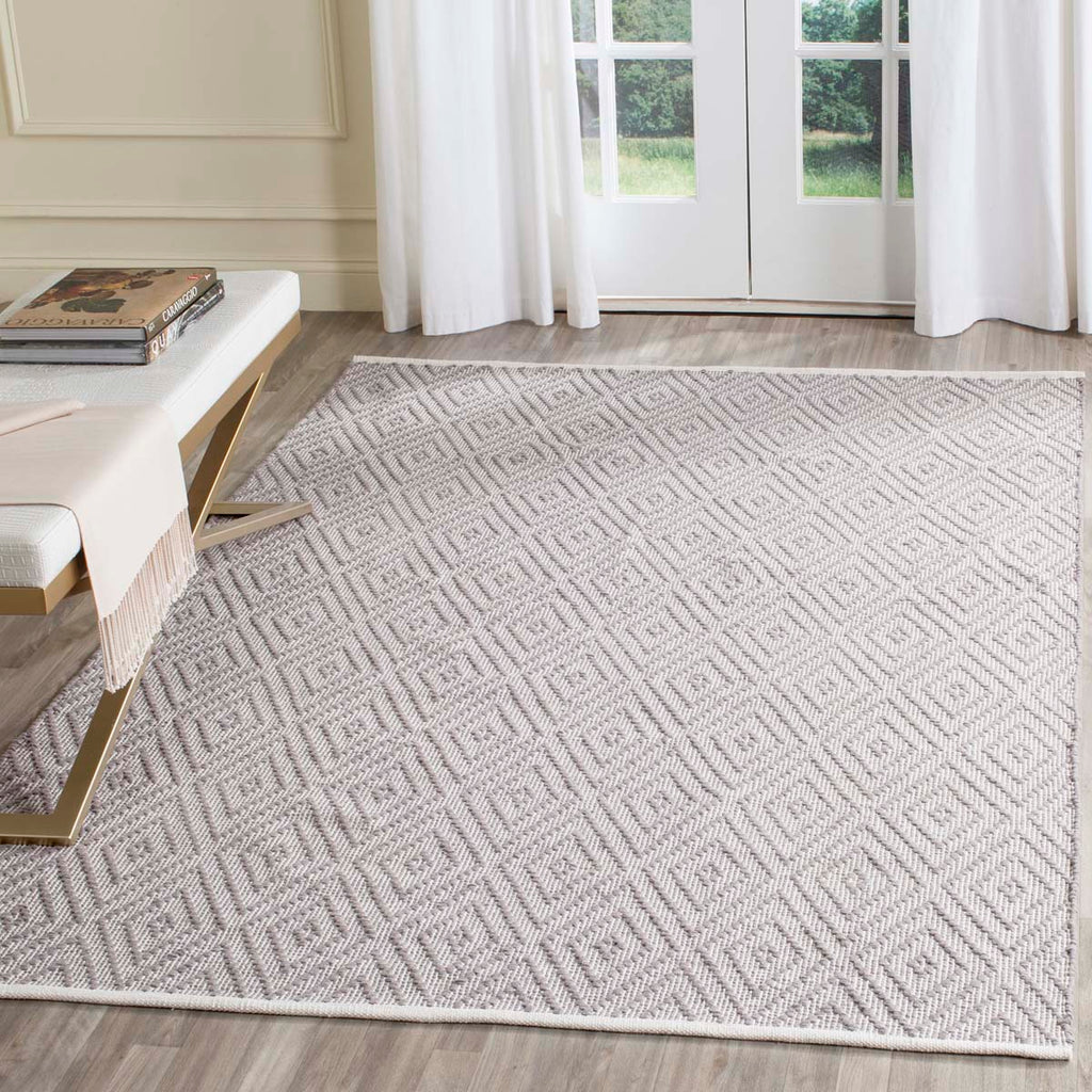 Safavieh Montauk Rug Collection MTK811A - Grey / Ivory