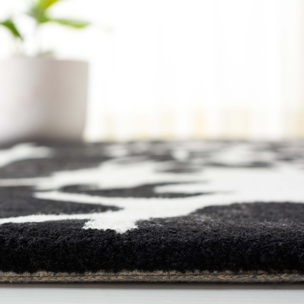 Safavieh Soho Rug Collection: SOH326A - Black / Ivory